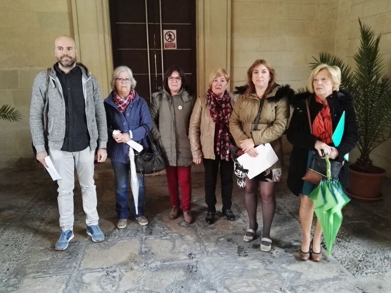 El secretario general de Podemos, José Vicente Bustamante, y familiares de usuarios del centro