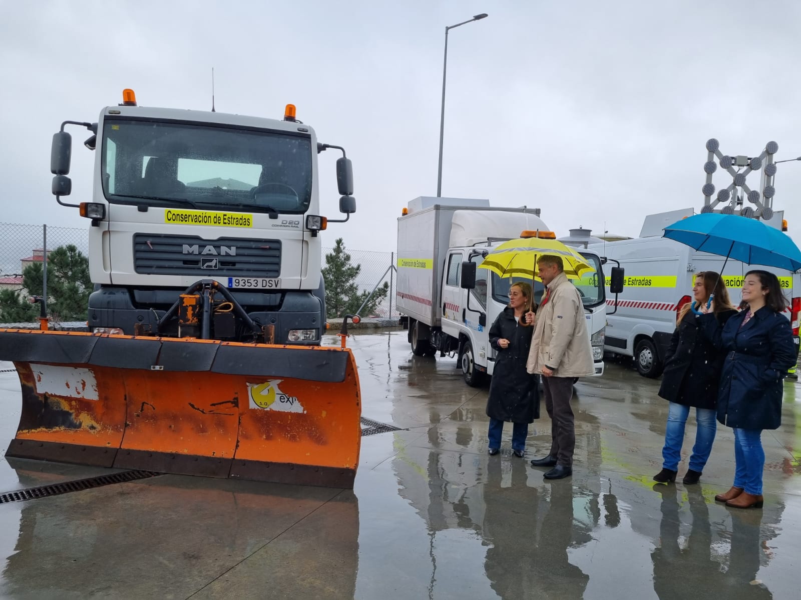 La conselleira de infraestruturas, Ethel Vázquez, visitando el Centro de Conservación y Vialidad Invernal de Ourense