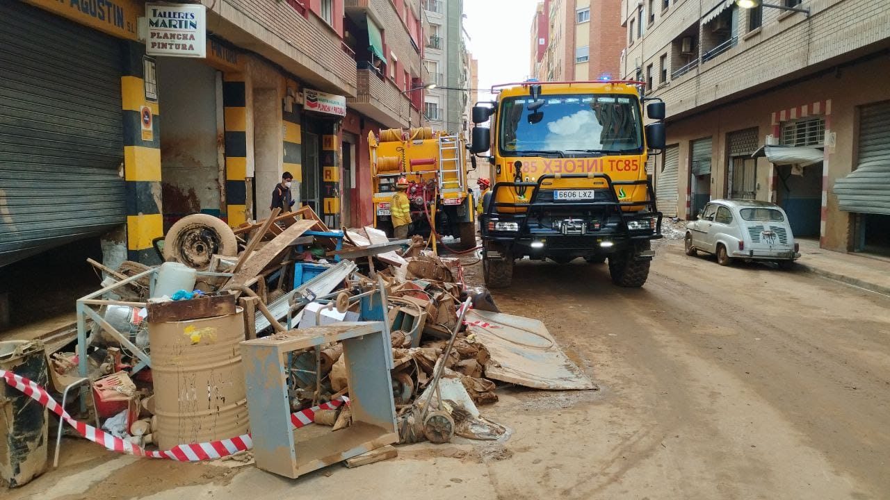 Bomberos del INFOEX colaboran en labores de emergencia en Valencia tras la DANA