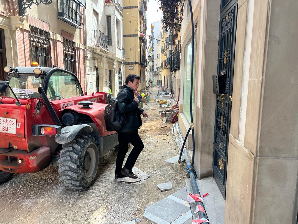 El candidato del PP a la alcaldía de Jaén, Agustín González, visita las obras de la calle Maestra.