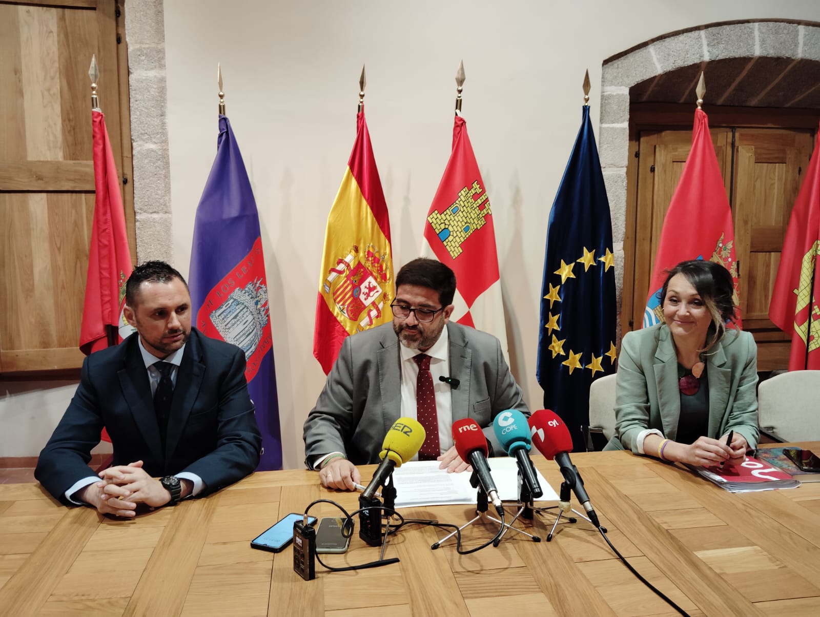 Jesús Manuel Sánchez Cabrera ha comparecido acompañado de la responsable de Hacienda, Ángela García, y del portavoz, José R. Budiño