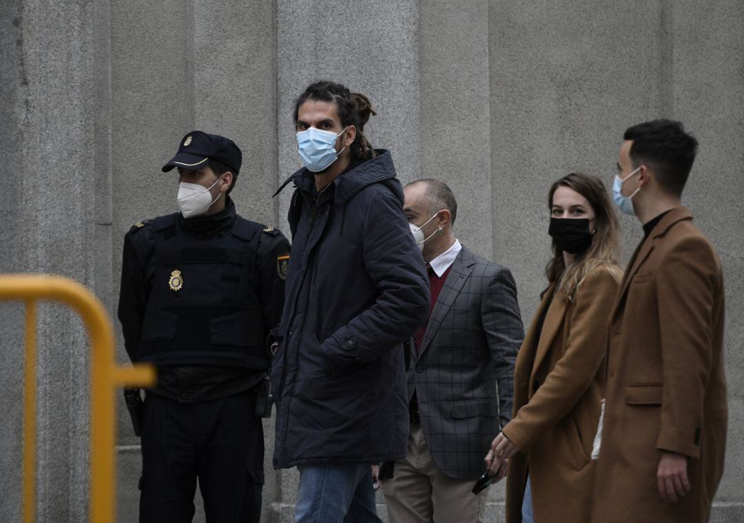 El diputado y secretario de Organización de Podemos, Alberto Rodríguez (c), a su llegada al Tribunal Supremo