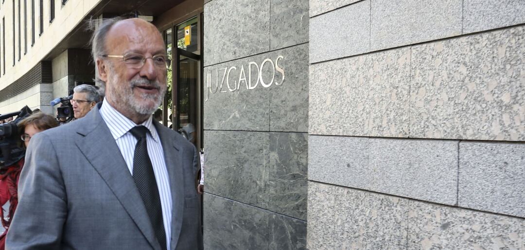 Francisco Javier León de la Riva sale de los juzgados después de declarar en los juzgados por el caso de la 'Confort letter'