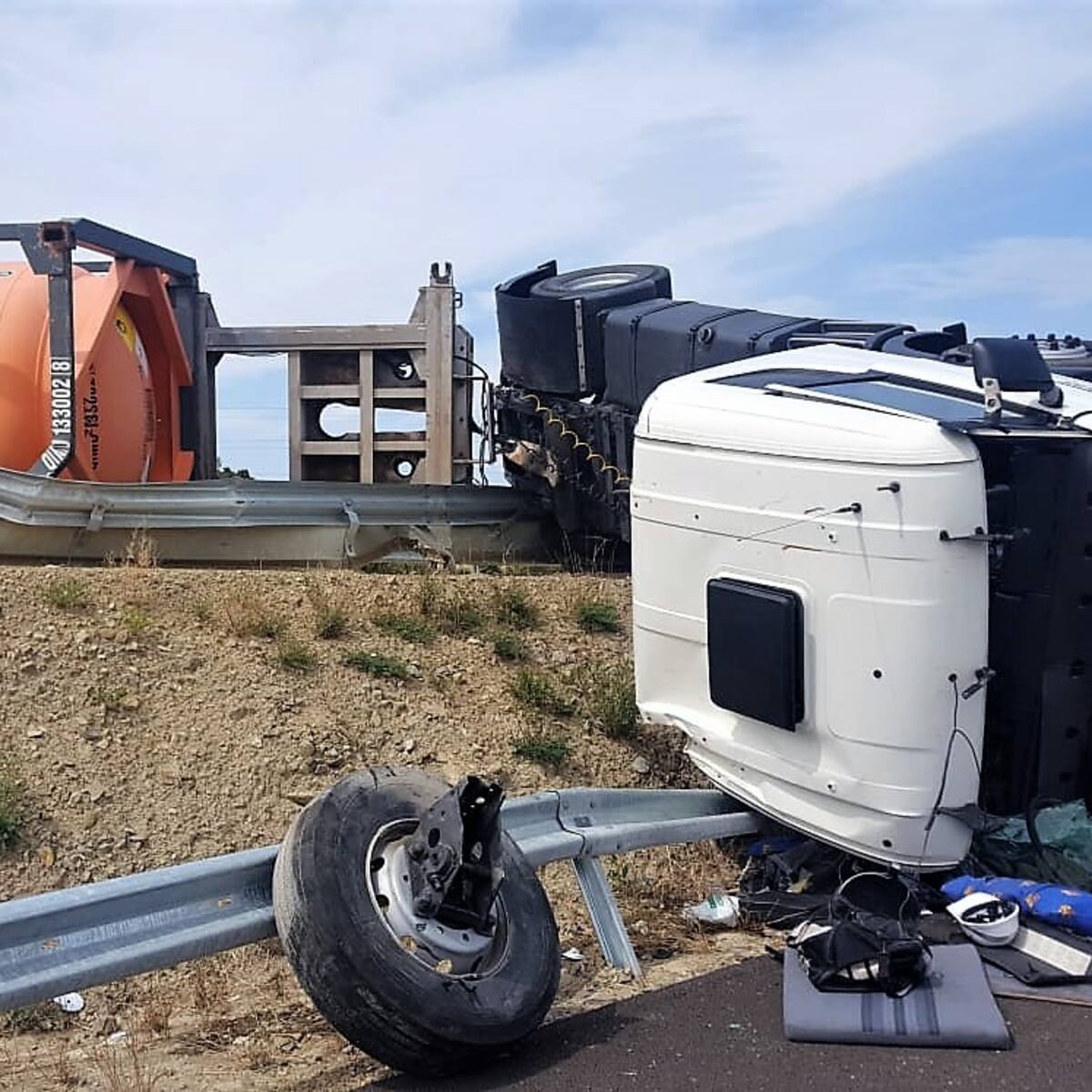 Restablecida la circulación en la A-23 y normalidad en los núcleos serrableses tras el vuelco de un camión con cloro en Lanave