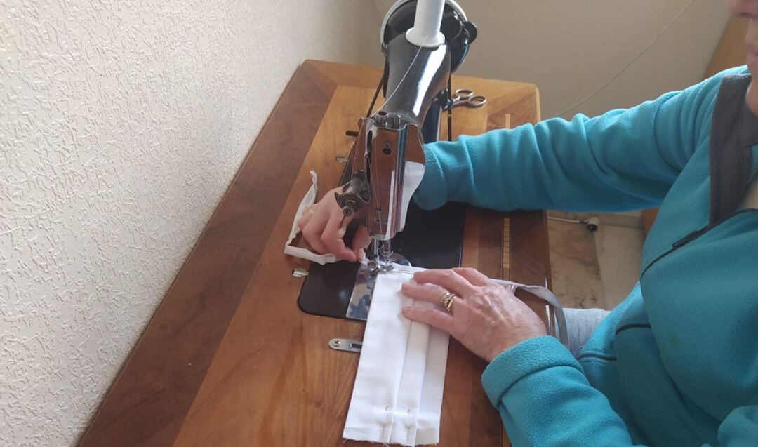 Voluntaria teje mascarillas en Córdoba.