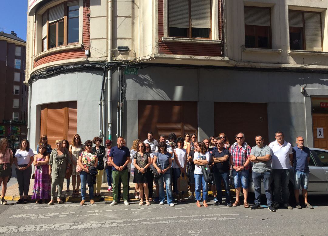 Minuto de silencio en memoria de Josefa Santos en la sede de CCOO.