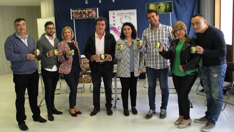Empresarios patrocinadores del III Festival de Magia e Ilusionismo de Cuéllar junto con el alcalde, concejales y organizadores. 
