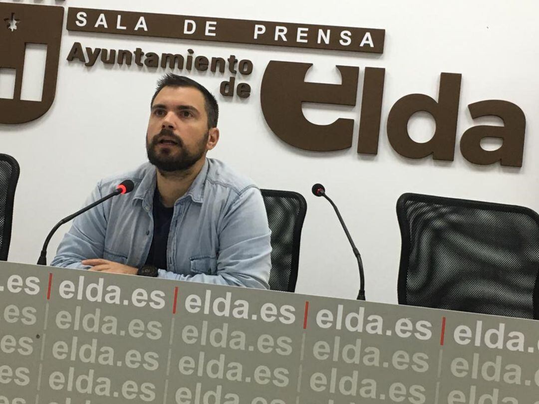 Javier Rivera, concejal de IU Elda en rueda de prensa