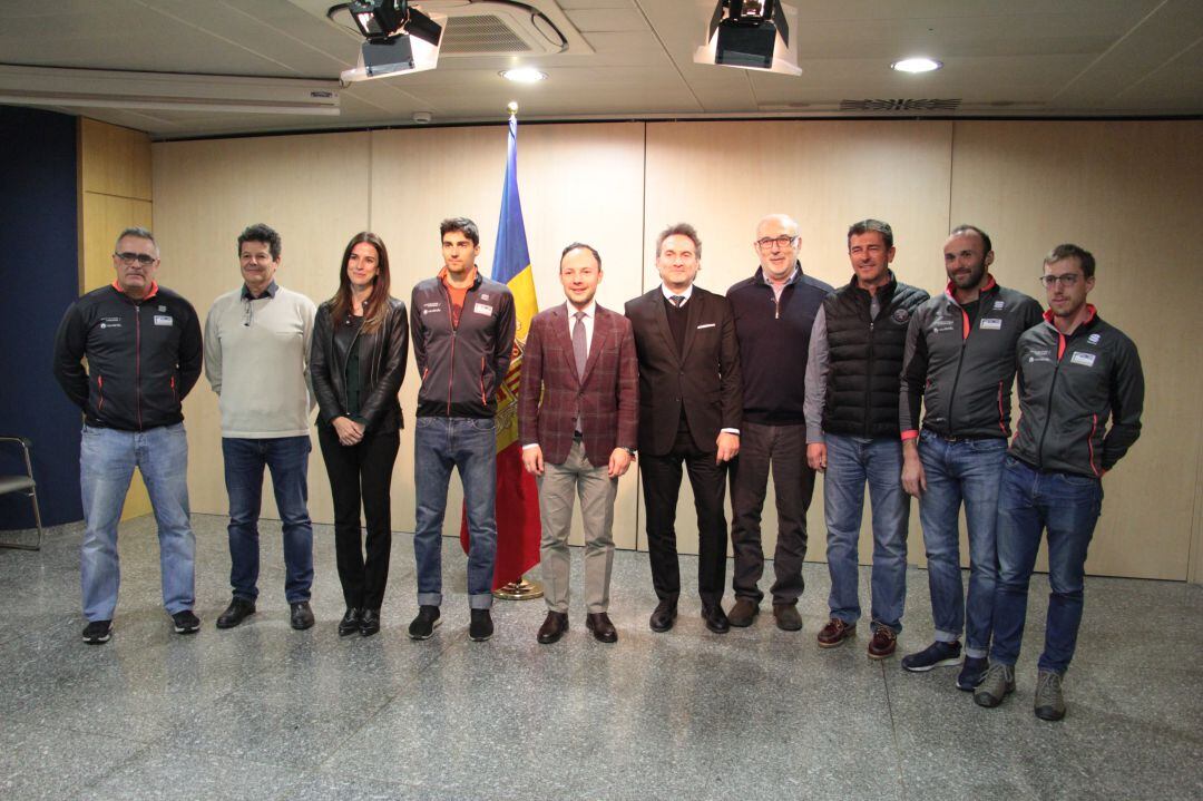 Foto de grup amb la FAE i les autoritats del Govern, amb Irineu Esteve al centre.