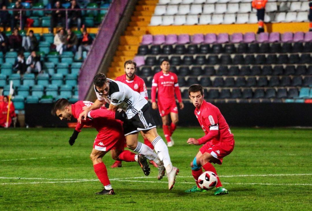 Zelu y Eneko pugnan por un balón dividido