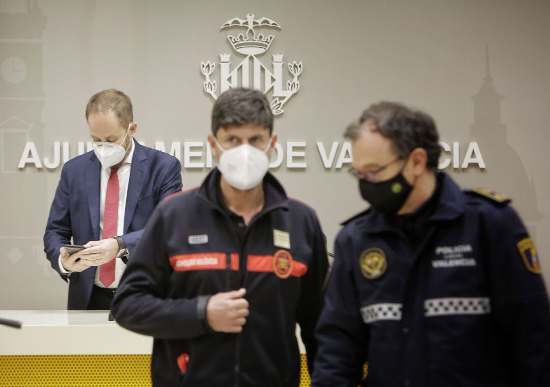 El concejal de Protección Ciudadana, Aarón Cano, junto a los responsables de la Policía Local y de los Bomberos de València, José Vicente Herrera y Enrique Gisbert