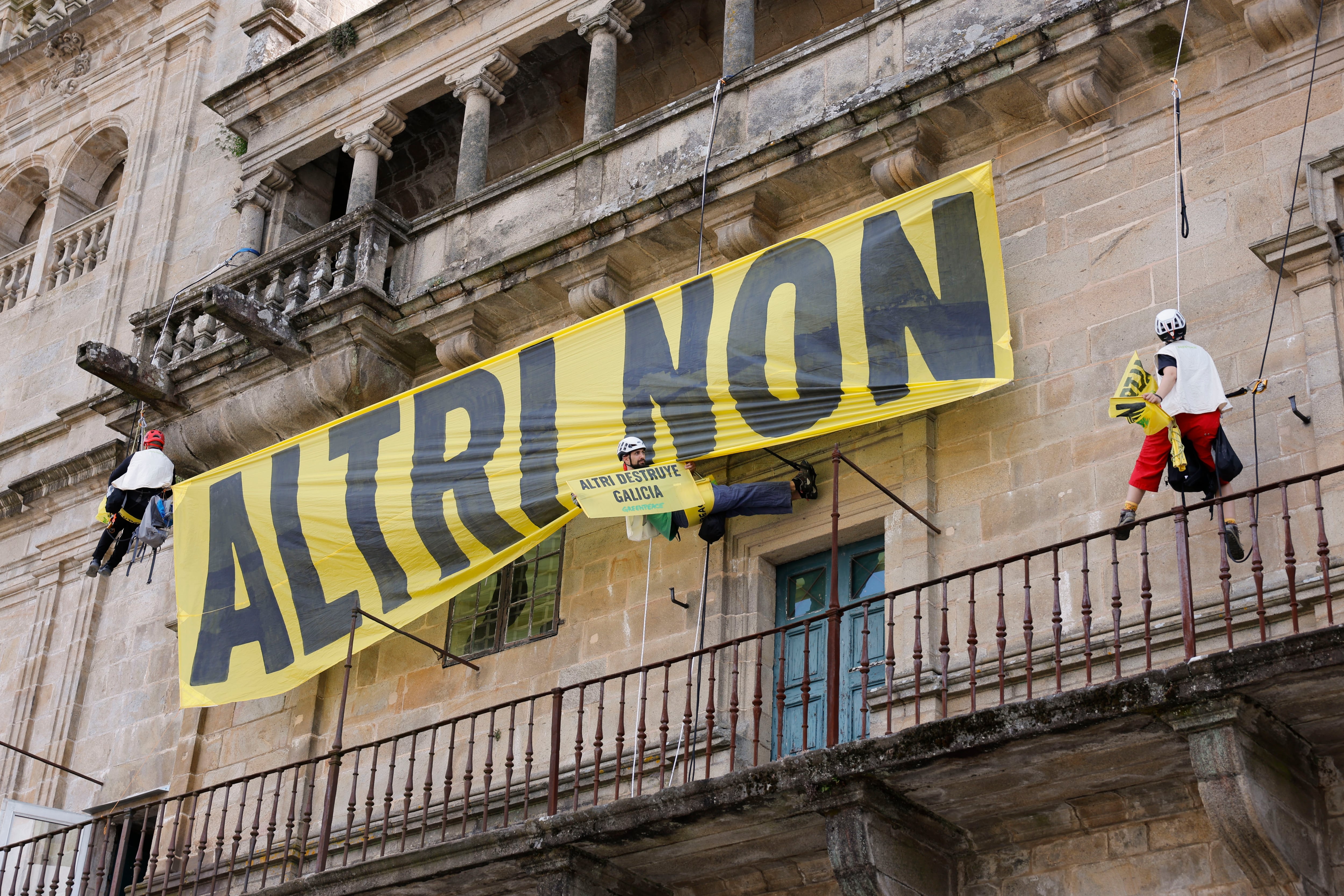 -FOTODELDÍA- SANTIAGO DE COMPOSTELA, 27/06/2024.- Miembros de Greenpeace colocan una pancarta en la catedral de Santiago de Compostela en contra de la celulosa Altri por el impacto ambiental que afirman que tendrá la fábrica de celulosa que proyecta Altri para Palas de Rei (Lugo). EFE/ Lavandeira Jr.
