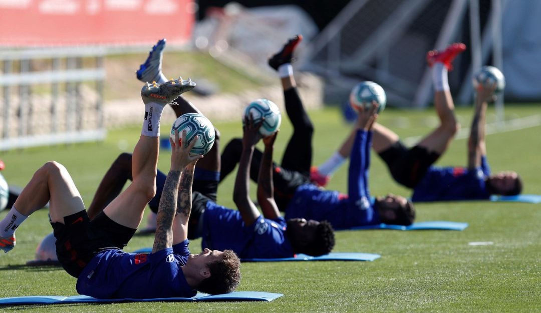 Los jugadores del Atlético de Madrid, en el entrenamiento de este viernes en Majadahonda.