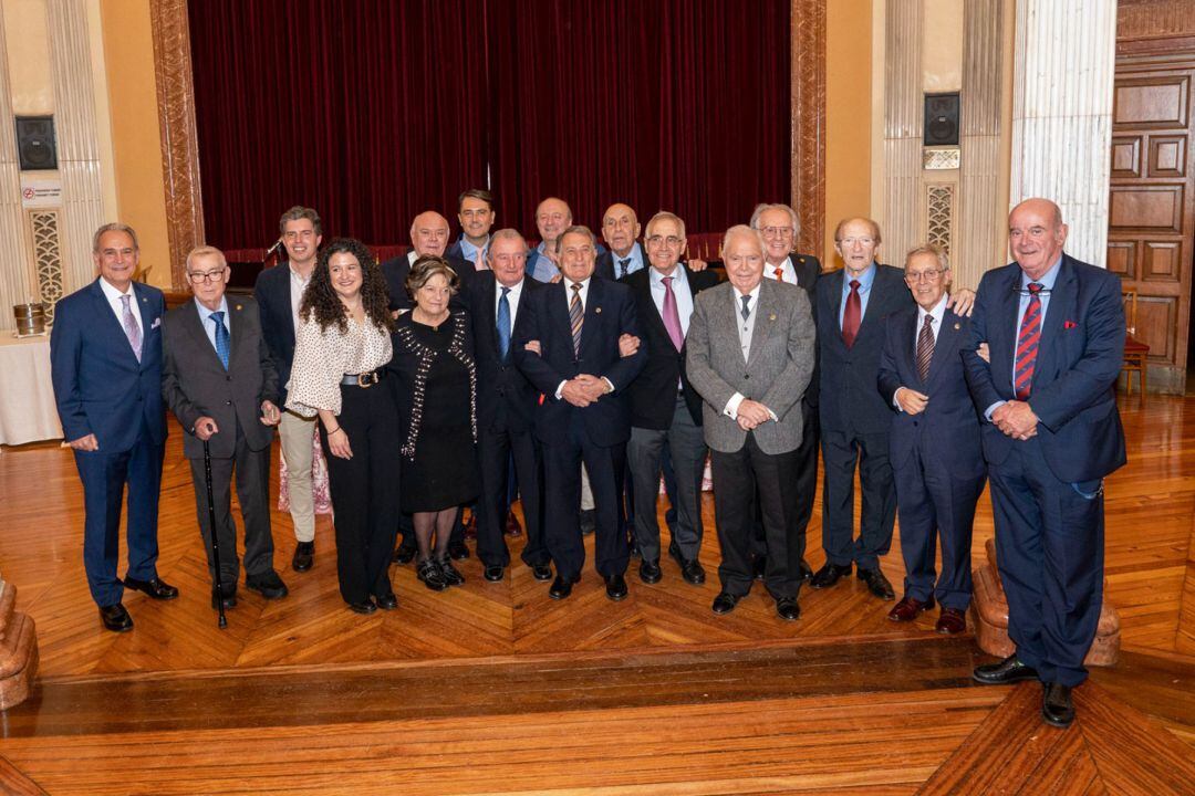 Foto de familia de los homenajeados con el presidente actual del Círculo Industrial, Indalecio Carbonell