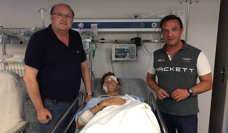 Manuel Escribano junto a los doctores que le atendieron en la clínica Santa Cristina de Albacete