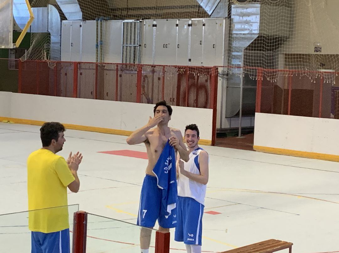 El capitán del Sarabris, Luis Carlos Salcedo, en el momento de dejar la camiseta