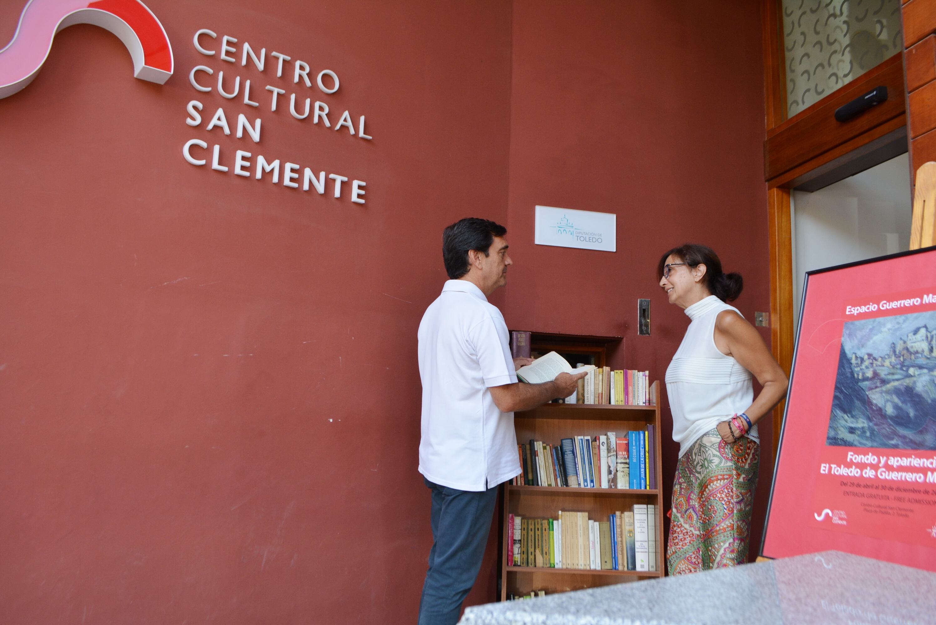 Ana Gómez en la puerta del Centro Cultural San Clemente