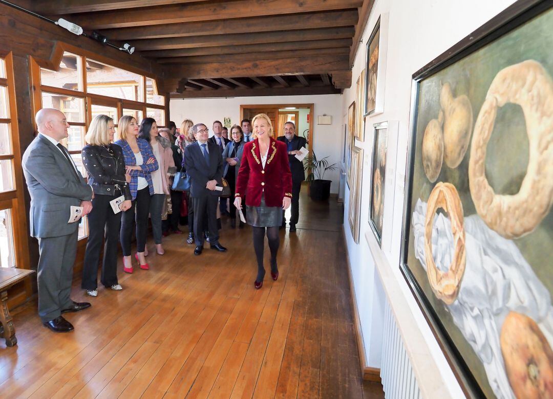 La nieta de Guiomar inaugura la exposición en la Diputación junto al presidente y la consejera de Economía