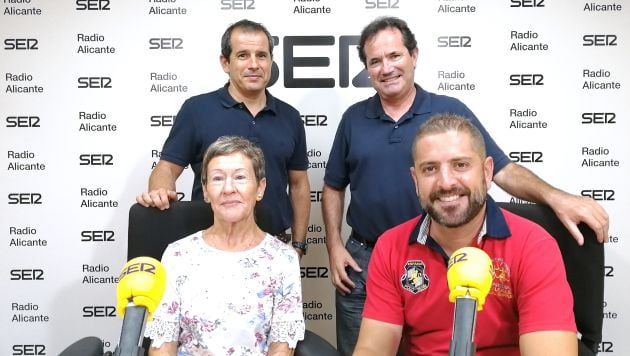 Trini Ayala, Sergio Monroy (sentado) junto con José Manuel Albentosa (d) en Radio Alicante