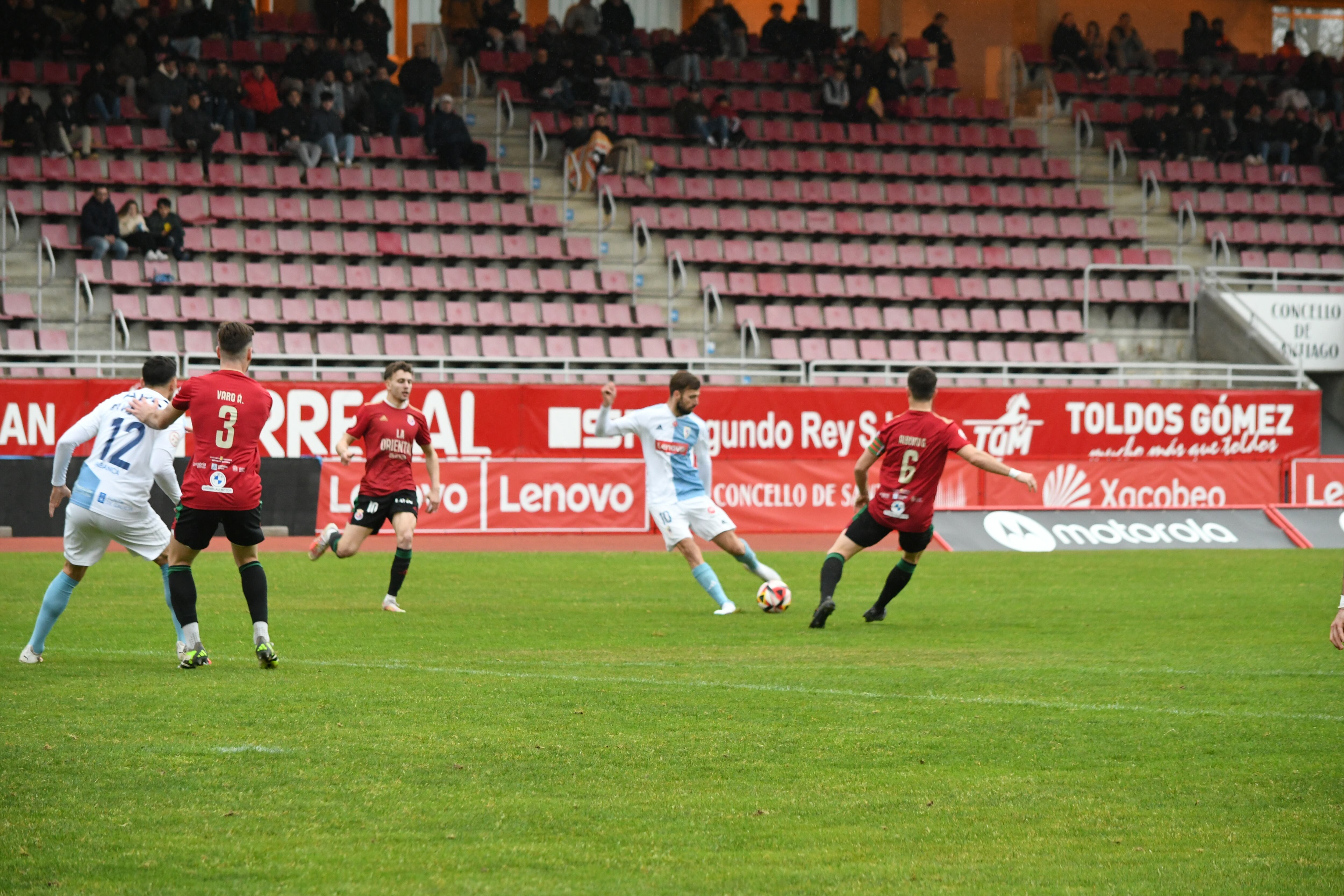 Con este disparo marcó Juan Parapar el tanto del empate para el Compostela