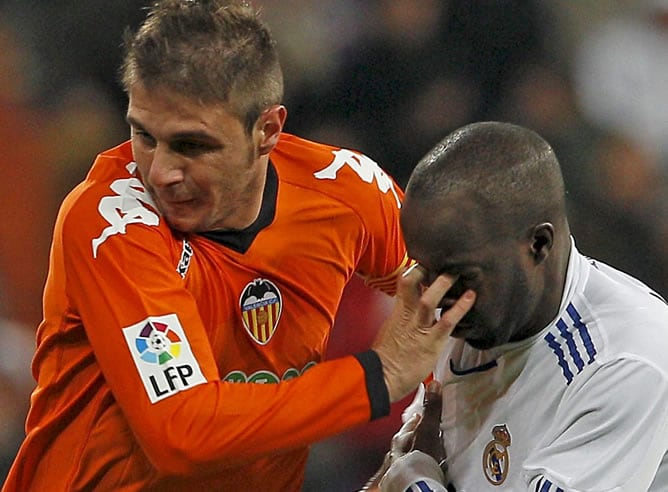 El jugador del Valencia Joaquín Sánchez y Lass Diarra durante un lance del partido