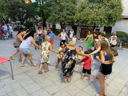 Momento en el que los más pequeños juegan con algunos de los colectivos colaboradores