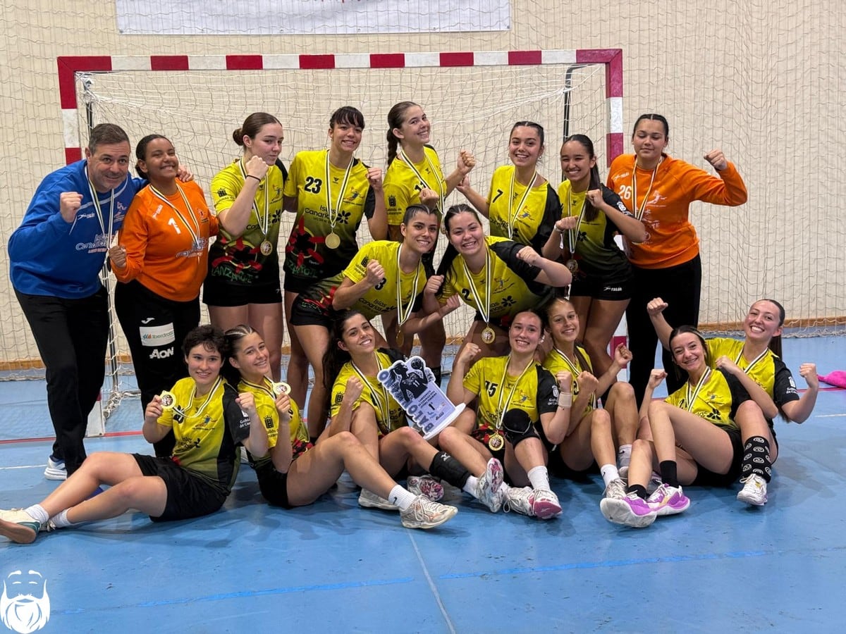 Jugadoras y técnico del equipo juvenil del Puerto del Carmen.
