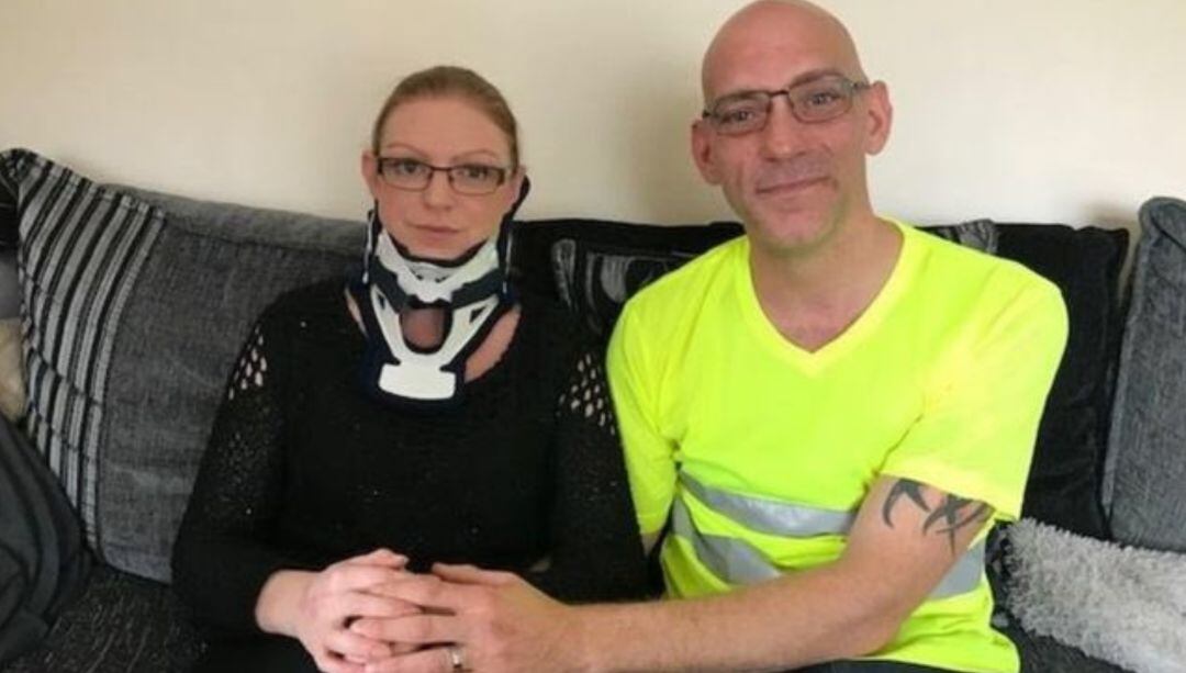 Rachel Pighills no puede mover la cabeza porque corre riesgo de muerte.