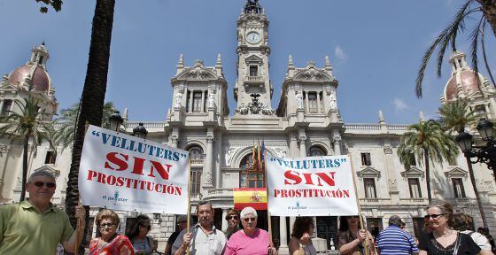 Vecinos de Velluters concentrados para protestar por las molestias de la prostitucióncallejera