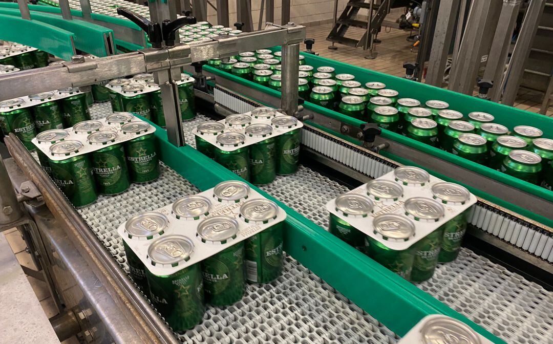 Packs de cervezas en la factoría de Espinardo con el nuevo sistema de cartón 100% reciclable