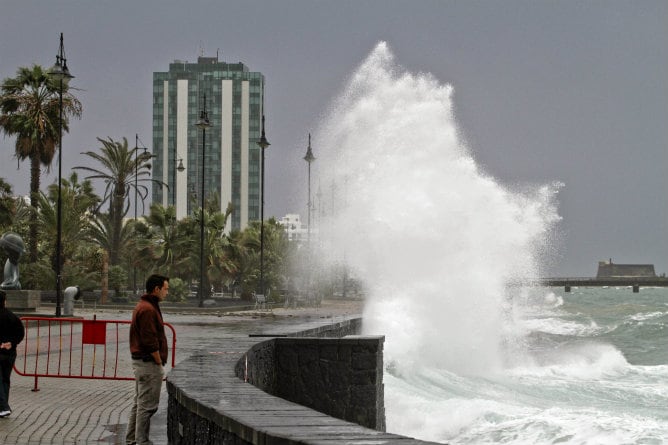 Un hombre observa las olas en el paseo marítimo de Arrecife, en Lanzarote