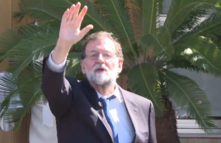 Mariano Rajoy, a la salida del restaurante en Santa Pola