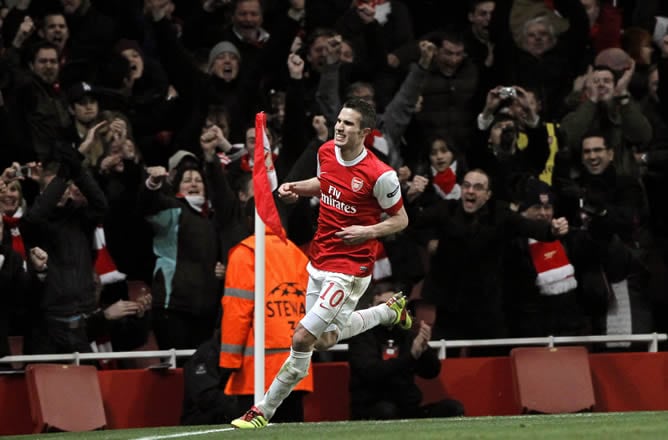 Robin van Persie celebra el gol del empate ante el Barça