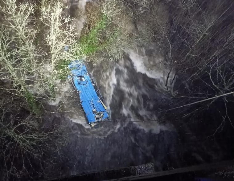 El autobús se salió de la vía y acabó volcado en el río Lérez