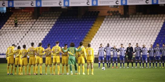 Los jugadores del Deportivo y el Málaga guardan un minuto de silencio por la muerte del aficionado que falleció el domingo en una reyerta entre ultras del equipo coruñes y el Atlético de Madrid.