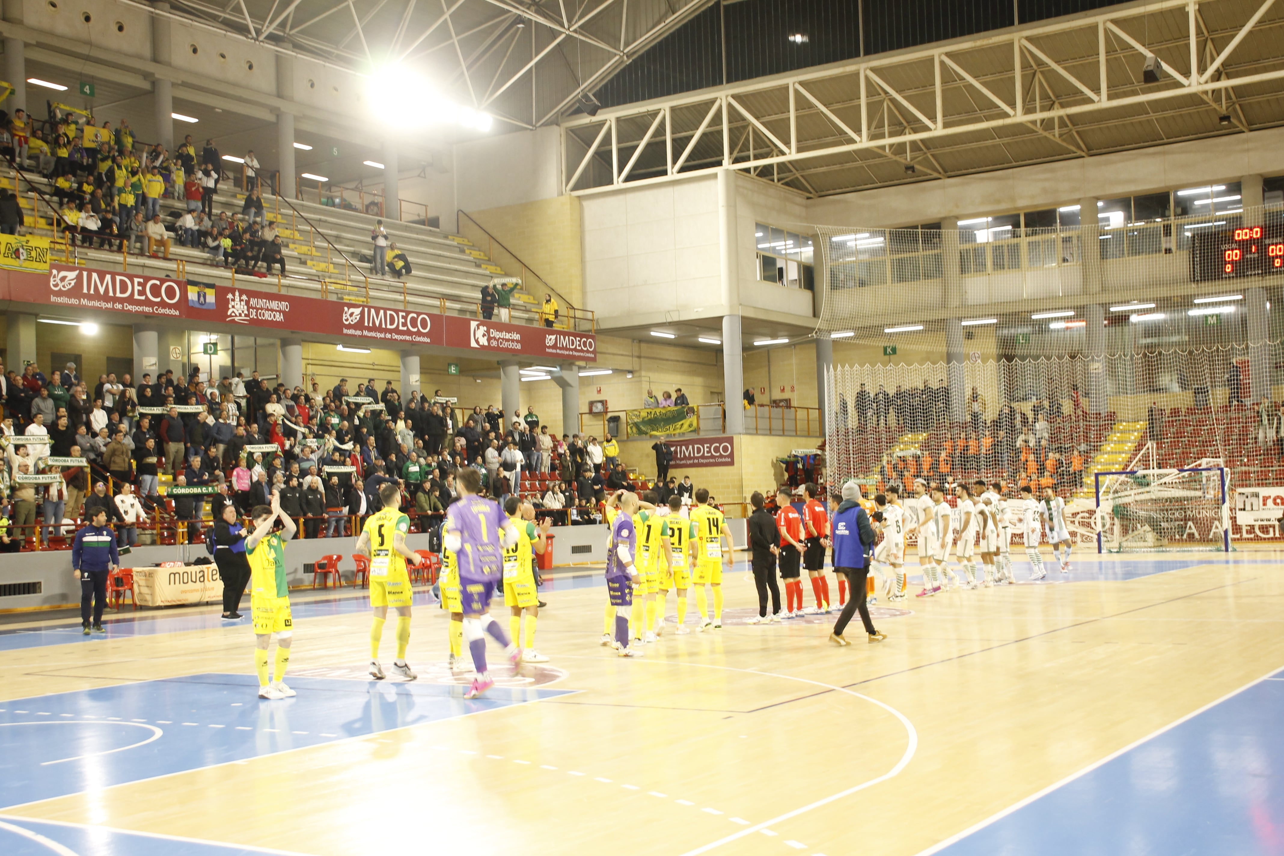 Saludo de los equipos en el partido Córdoba FS y Jaén Paraíso Interior FS.