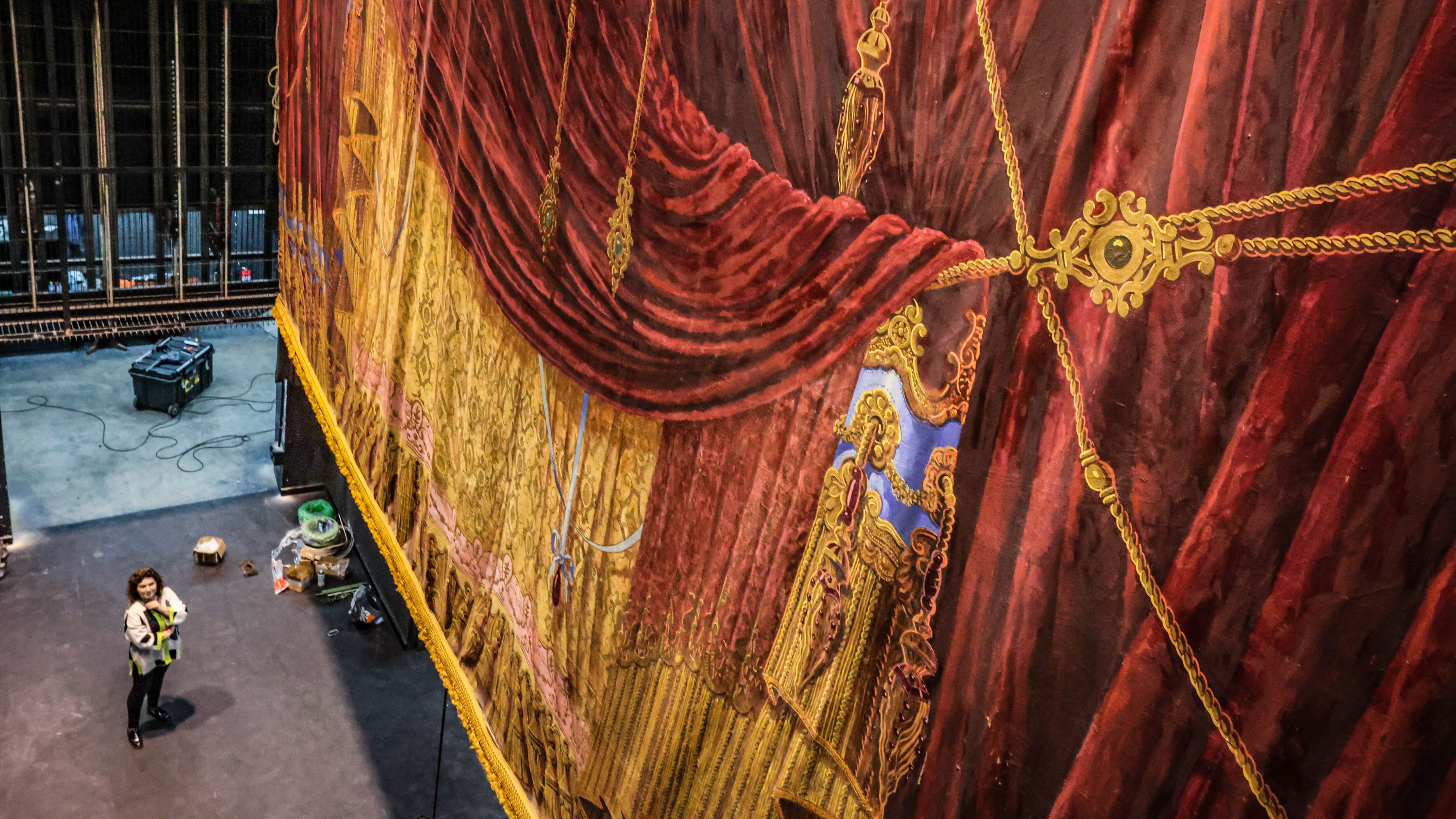 Rosa Vidal, concejala de Teatro de Elda, junto al telón pintado, uno de los dos elementos que se conservan en el Teatro Castelar desde su construcción hace 120 años