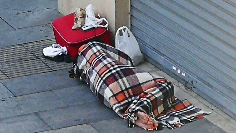 Una persona duerme en una calle de Alicante