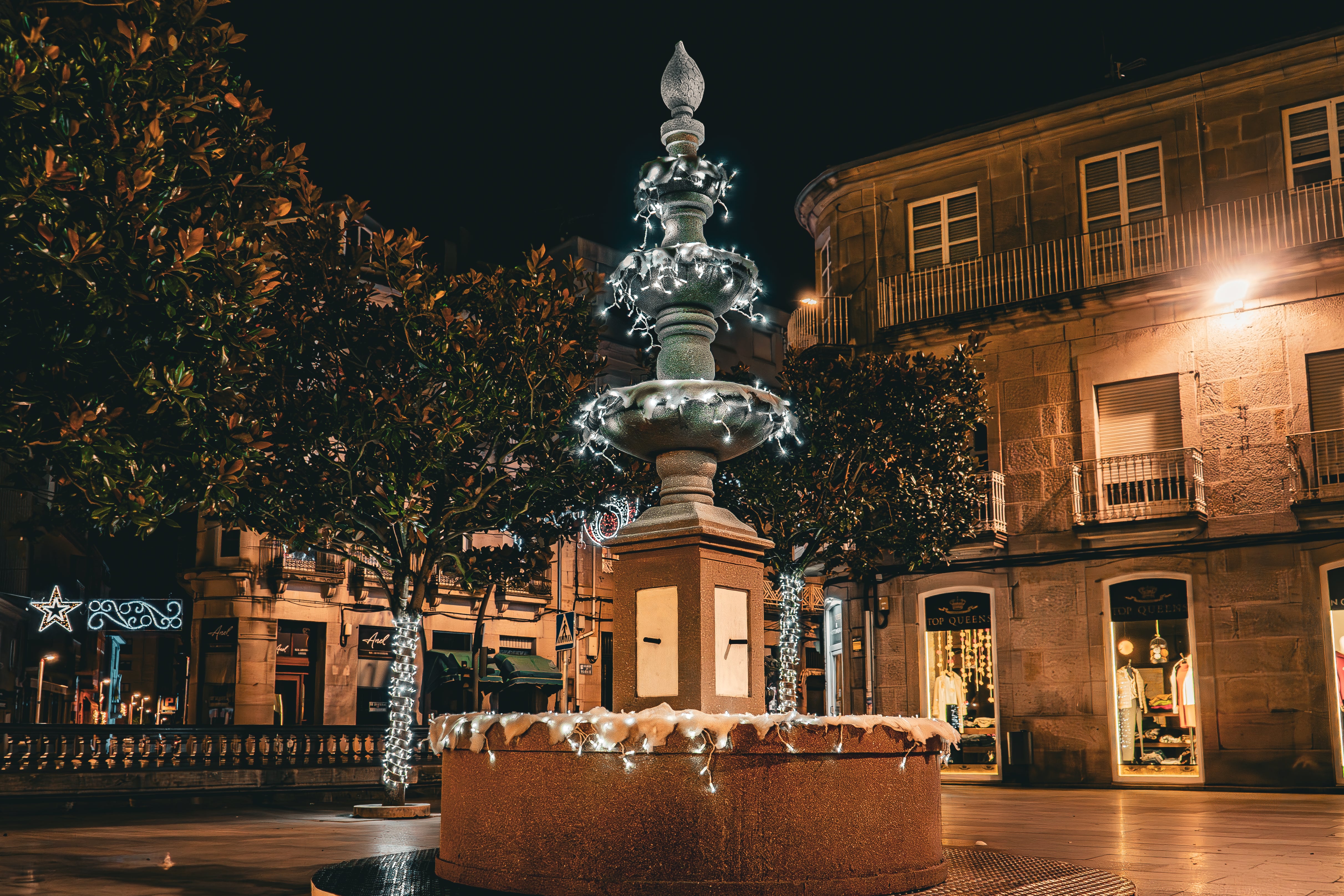 Réplica decorativa provisional da fonte de Xinzo na praza Maior