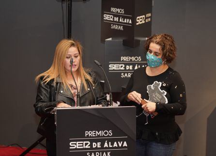 Martha Alvarado (izd), auxiliar e Itziar Samaniego (dch), enfermera Residencia Zadorra