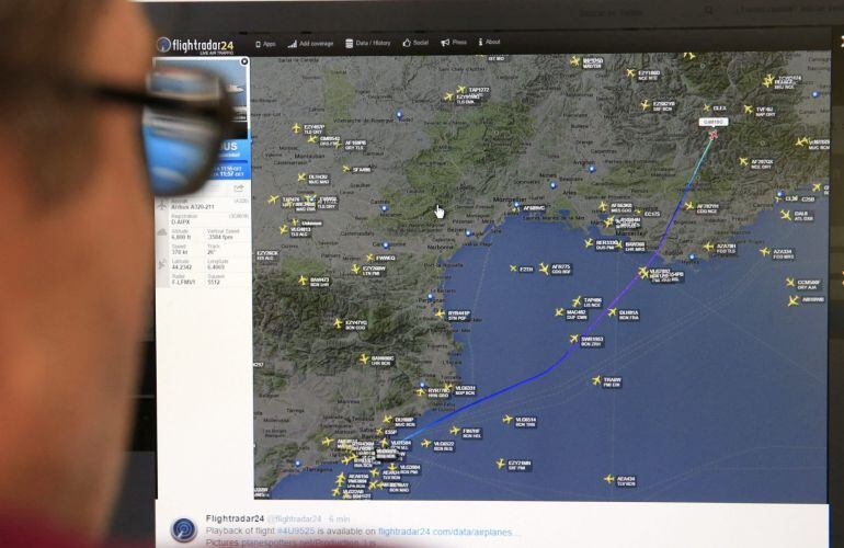 Una persona mira en la pantalla de su ordenador la página de &quot;flyghtradar24&quot; en la que se muestra el punto donde desapareció de la señal de radar el Airbus A320 de la compañía Germanwings