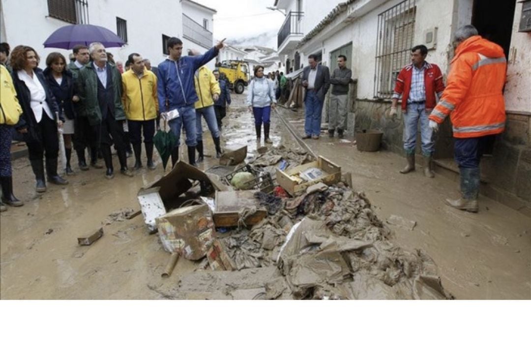 Las autoridades recorrieron las zonas afectadas en las riadas que afectaron al municipio de Álora