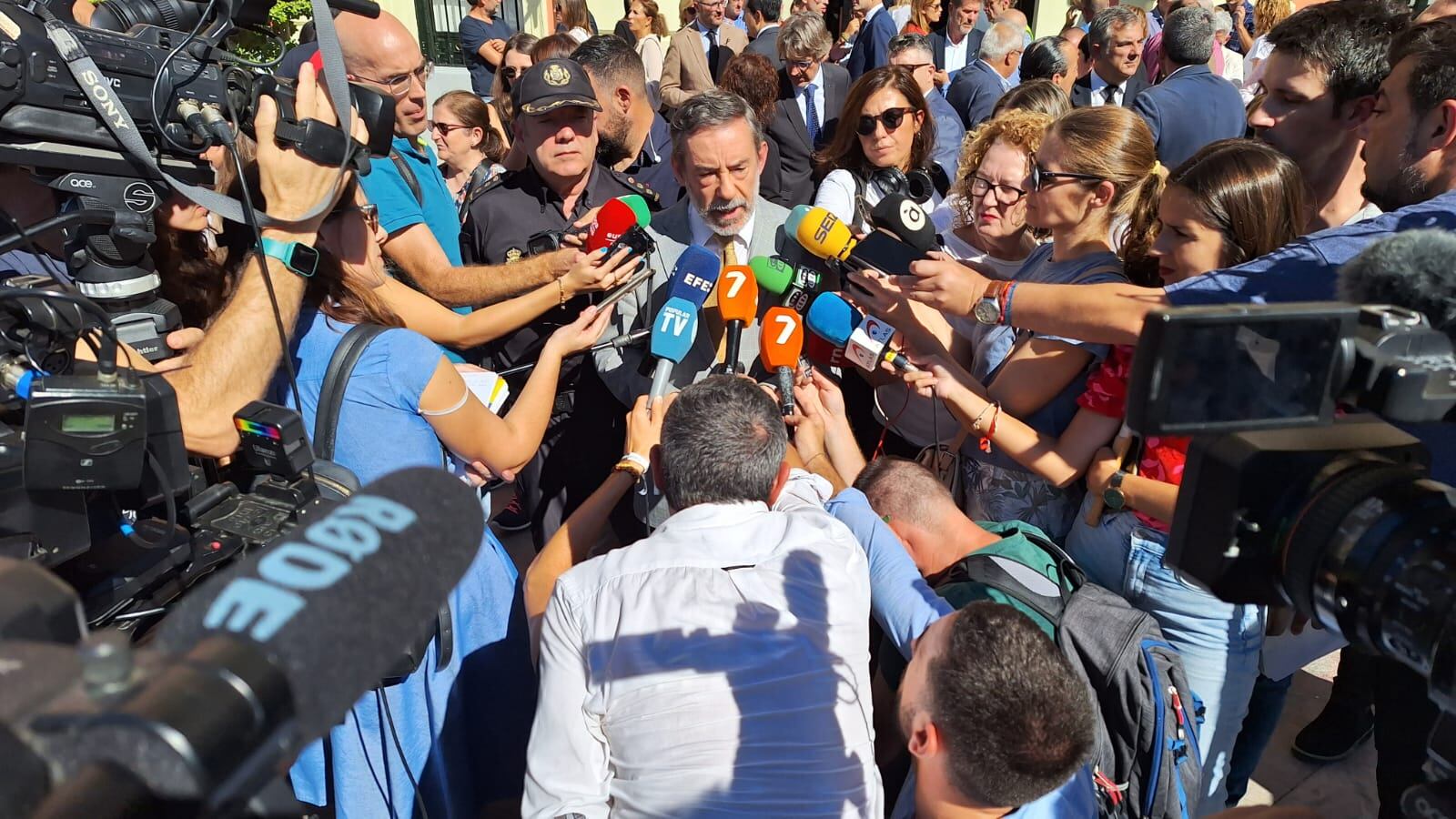 Francisco Jiménez atendiendo a la prensa