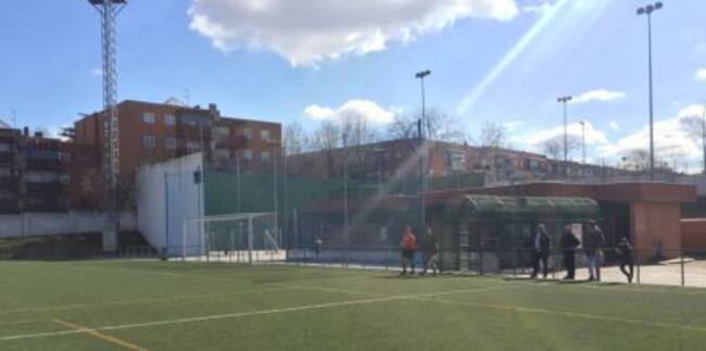 Alejandro Mateos salta al terreno de juego, acompañado por el delegado de campo