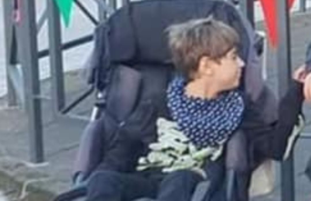 Lucas, de 10 años, en su silla