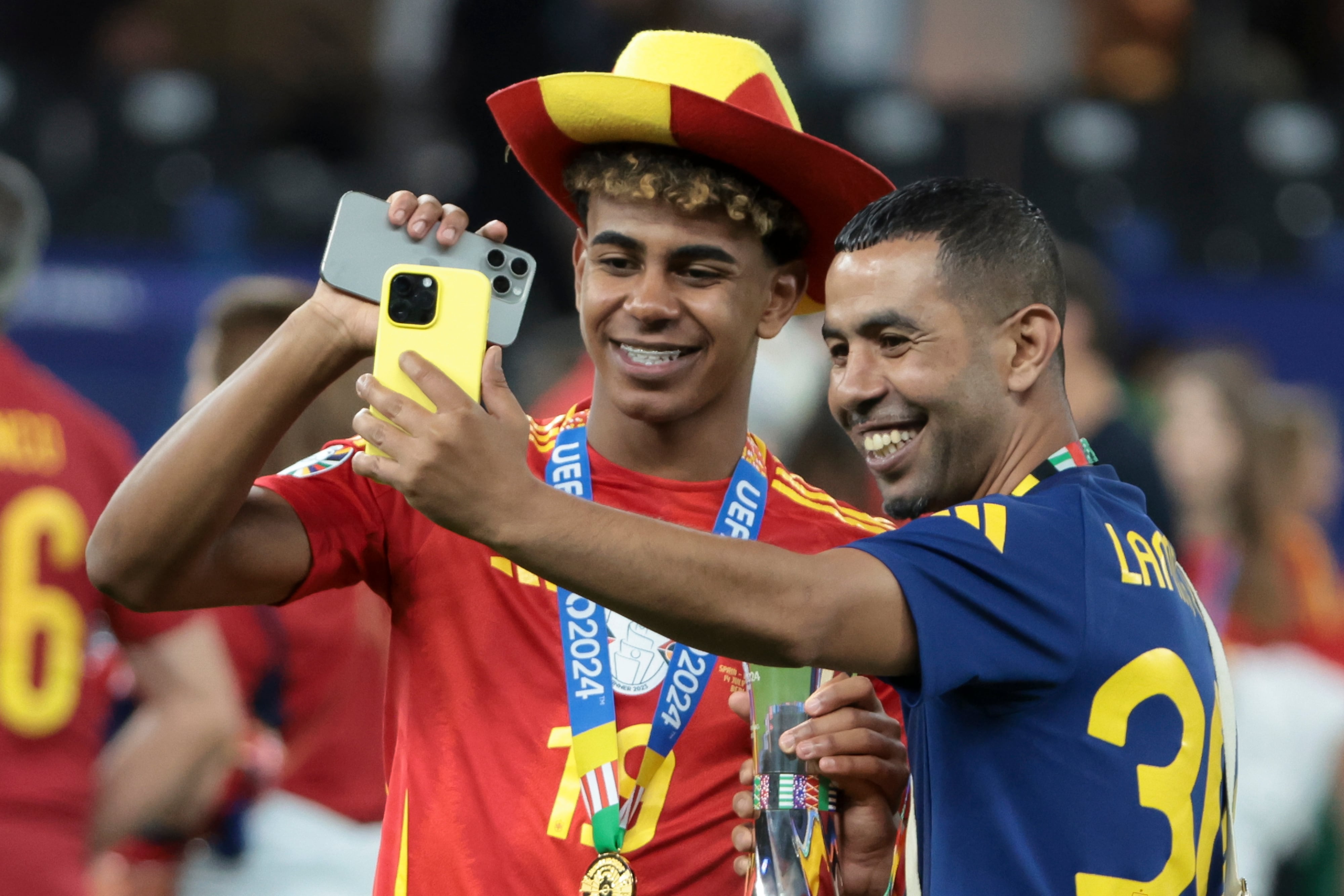 Lamine Yamal y su padre Mounir Nasraoui tras ganar la Eurocopa el pasado julio.