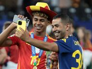 Lamine Yamal y su padre Mounir Nasraoui tras ganar la Eurocopa