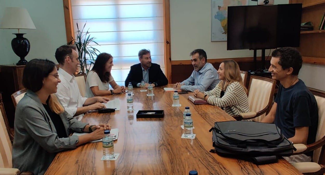 El Alcalde de Fraga y la Concejal de Urbanismo reunidos con el consejero de Vertebración del Territorio del Gobierno de Aragón y Javier Albisu, director de Suelo y Vivienda de Aragón