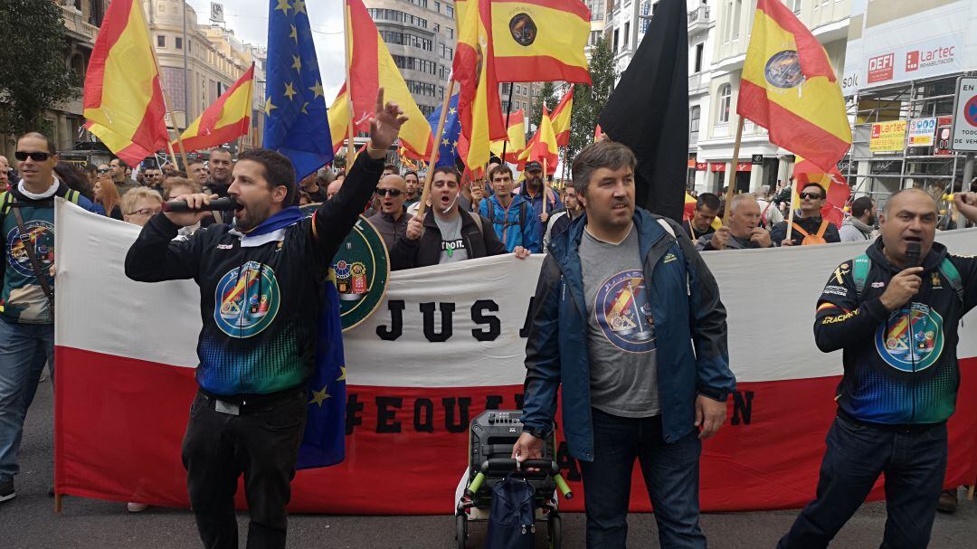 Efectivos de la Policía Nacional y de la Guardia Civil de Cantabria en la manifestación celebrada este sábado en Madrid.