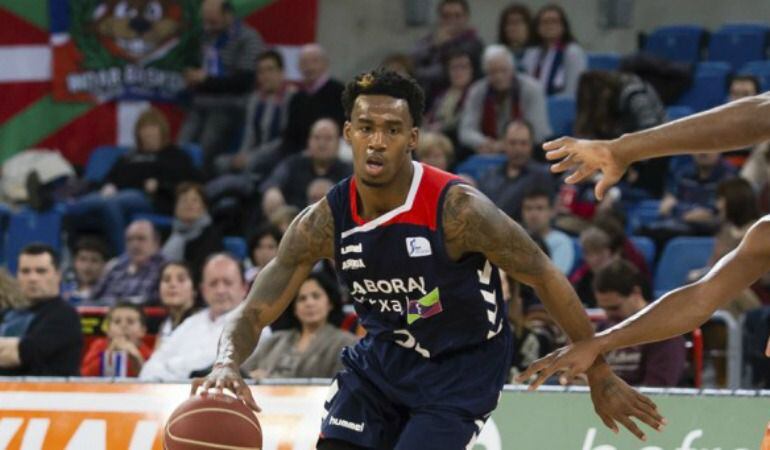 Adams anotó 17 puntos.